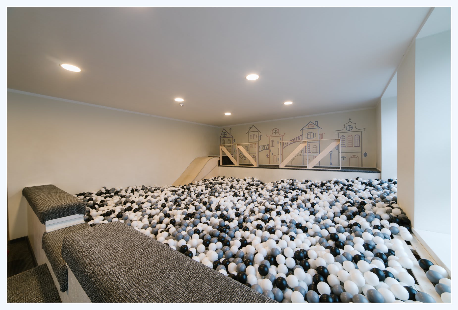 Viss Bumbās — Playrooms, Riga