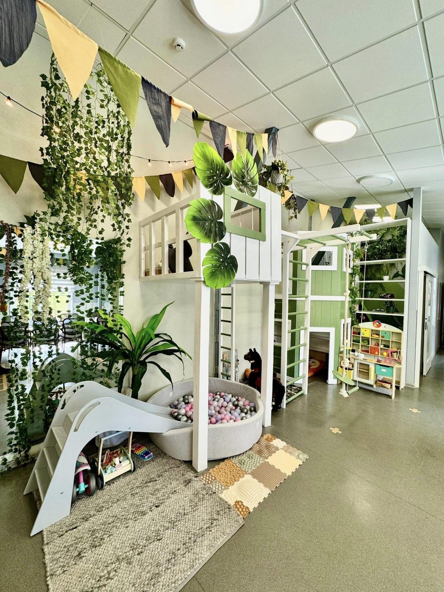 Zvēri — Playrooms, Broceni